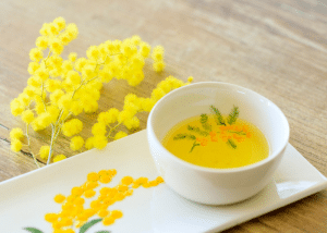 céramique pour boire le thé avec des dessins de mimosas